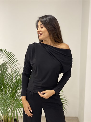 Siyah Kayık Yaka Drapeli Sandy Kadın Bluz