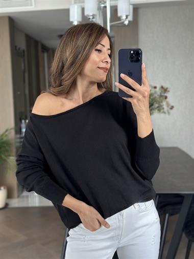 Siyah Kayık Yaka Triko Kadın Kazak