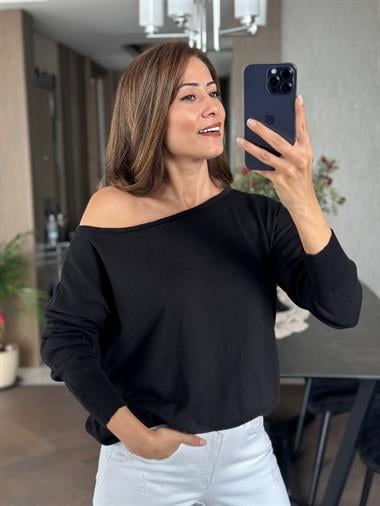 Siyah Kayık Yaka Triko Kadın Kazak