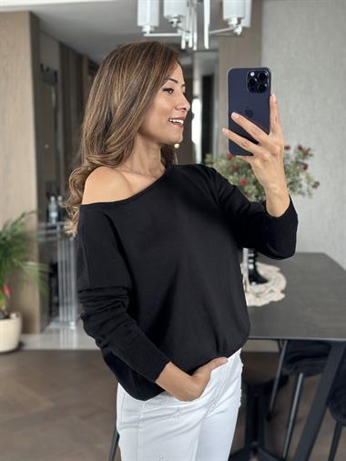 Siyah Kayık Yaka Triko Kadın Kazak