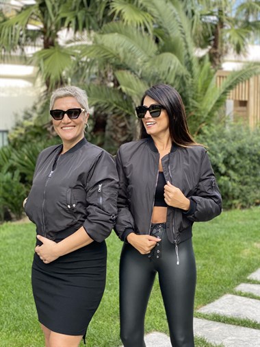 Siyah Kısa Cepleri Çıtçıtlı Bomber Kadın  Mont