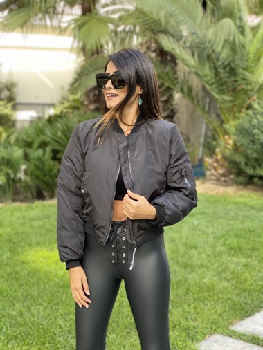 Siyah Kısa Cepleri Çıtçıtlı Bomber Kadın  Mont