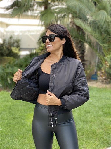 Siyah Kısa Cepleri Çıtçıtlı Bomber Kadın  Mont