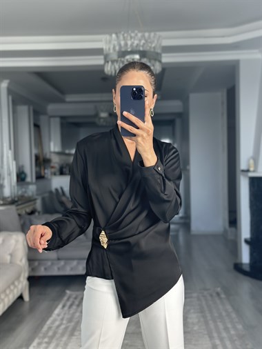 Siyah Kruvaze Yaka Yandan Broşlu Kadın Bluz