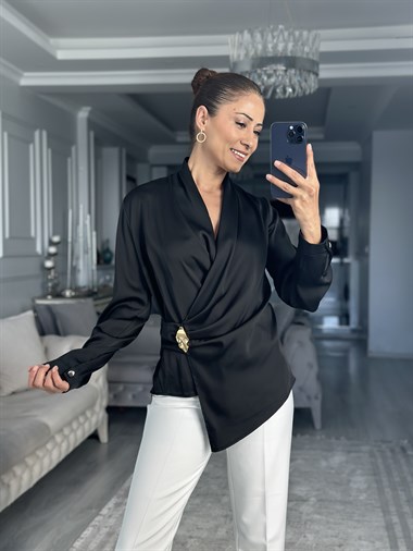 Siyah Kruvaze Yaka Yandan Broşlu Kadın Bluz