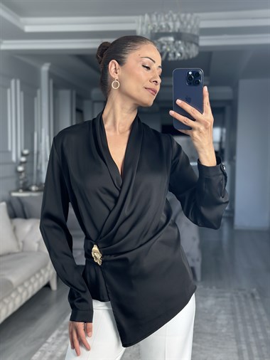 Siyah Kruvaze Yaka Yandan Broşlu Kadın Bluz