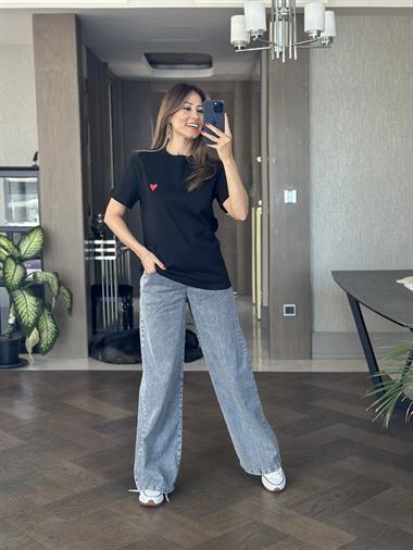 Siyah Küçük Kalp Detay Bisiklet Yaka Kısa Kol Kadın T-Shirt