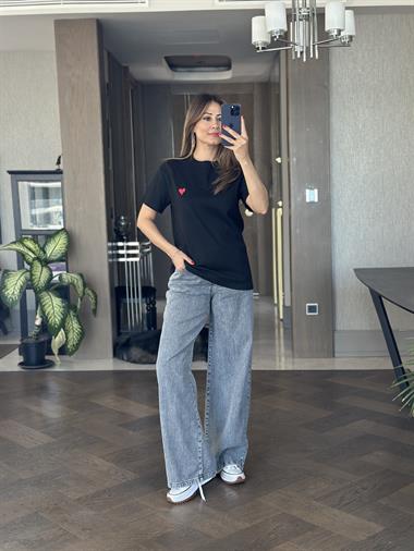 Siyah Küçük Kalp Detay Bisiklet Yaka Kısa Kol Kadın T-Shirt