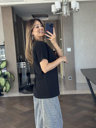 Siyah Küçük Kalp Detay Bisiklet Yaka Kısa Kol Kadın T-Shirt