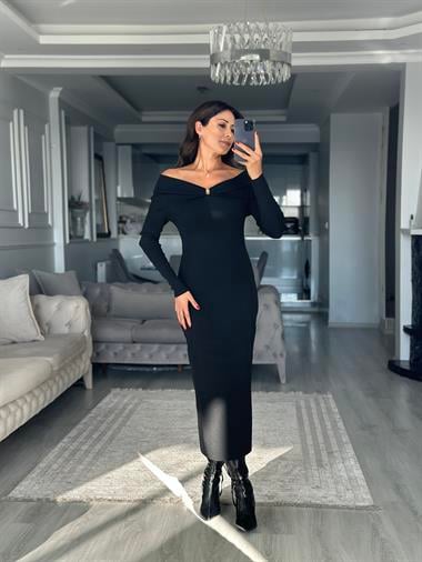 Siyah Madonna Yaka Aksesuar Detaylı Kadın Midi Boy Triko Elbise