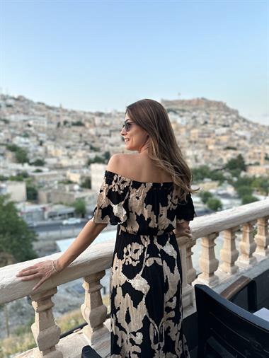 Siyah Madonna Yaka Beli Lastikli Yırtmaçlı Viskon Kadın Elbise