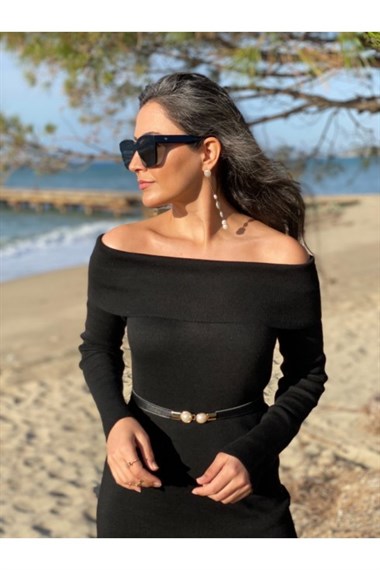 Siyah  Madonna Yaka Yırtmaçlı Triko Elbise