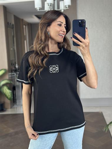 Siyah Kare Nakış Detay Bisiklet Yaka Kadın T-Shirt