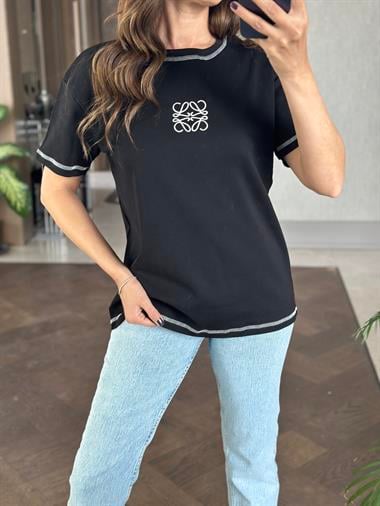 Siyah Kare Nakış Detay Bisiklet Yaka Kadın T-Shirt