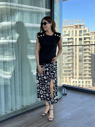 Siyah Omuz Üç Düğme Detay Vatkalı Sıfır Kol Kadın T-Shirt