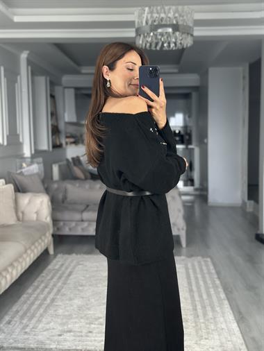 Siyah Omuzdan Taşlı Kayık Yaka Kadın Triko Kazak