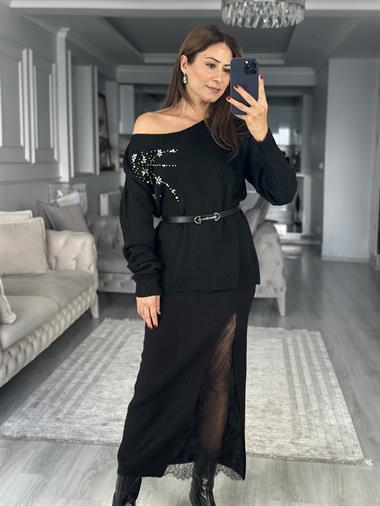 Siyah Omuzdan Taşlı Kayık Yaka Kadın Triko Kazak