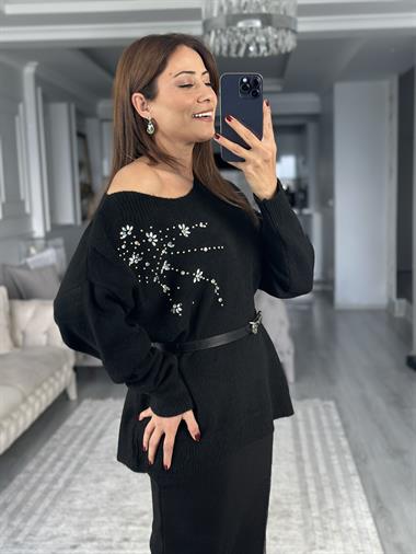 Siyah Omuzdan Taşlı Kayık Yaka Kadın Triko Kazak