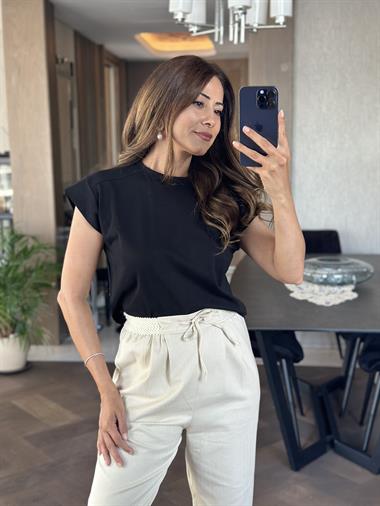 Siyah Omzu Dikişli Vatka Görünümlü Kadın T-Shirt