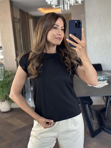 Siyah Omzu Dikişli Vatka Görünümlü Kadın T-Shirt