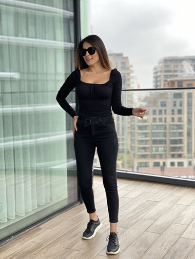 Siyah Omzu Lastikli Önü Büzgülü Bluz