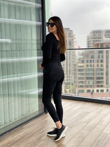 Siyah Omzu Lastikli Önü Büzgülü Bluz