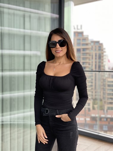 Siyah Omzu Lastikli Önü Büzgülü Bluz