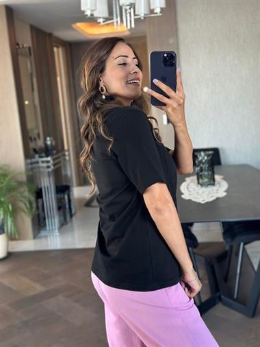 Siyah Önü Dikişli Bisiklet Yaka Kadın T-Shirt