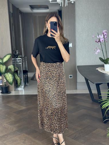 Siyah Önü Kaplan Nakışlı Bisiklet Yaka  Kadın T-Shirt