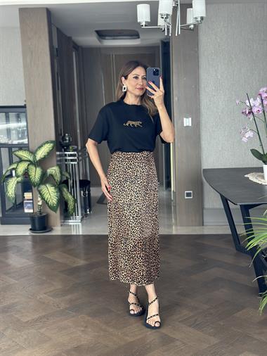 Siyah Önü Kaplan Nakışlı Bisiklet Yaka  Kadın T-Shirt