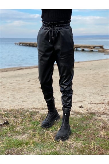 Siyah Paçası Çıtçıtlı Deri Pantolon