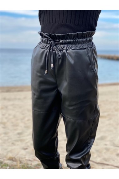 Siyah Paçası Çıtçıtlı Deri Pantolon