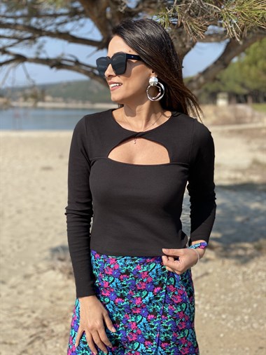 Siyah Pencere Detay Kaşkorse Bluz