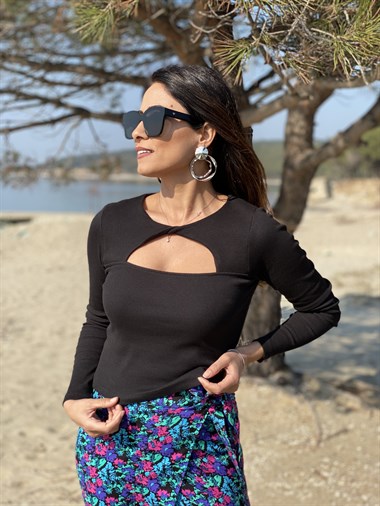 Siyah Pencere Detay Kaşkorse Bluz