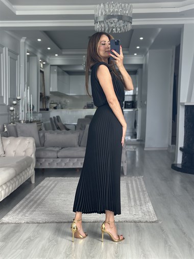 Siyah Piliseli Lastik Kemer Detaylı Midi Boy Kadın Elbise