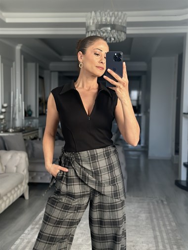 Siyah Polo Yaka Fermuarlı Kolsuz Kadın Bluz