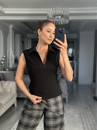 Siyah Polo Yaka Fermuarlı Kolsuz Kadın Bluz