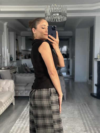 Siyah Polo Yaka Fermuarlı Kolsuz Kadın Bluz