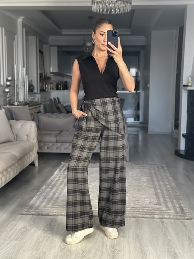 Siyah Polo Yaka Fermuarlı Kolsuz Kadın Bluz