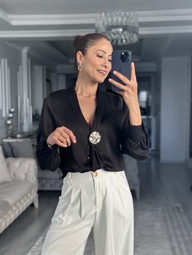 Siyah Şal Yaka Önü Broşlu Kadın Gömlek