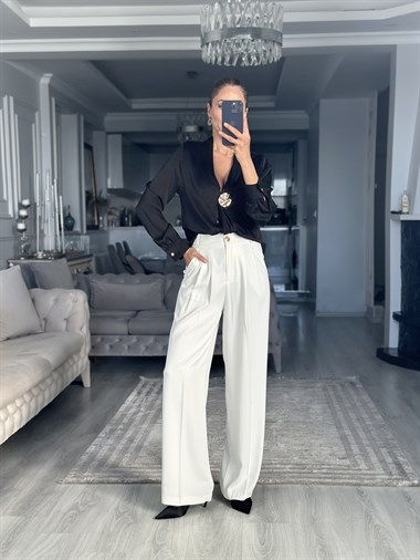 Siyah Şal Yaka Önü Broşlu Kadın Gömlek