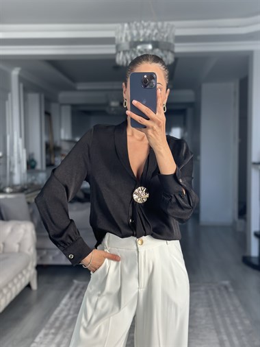 Siyah Şal Yaka Önü Broşlu Kadın Gömlek