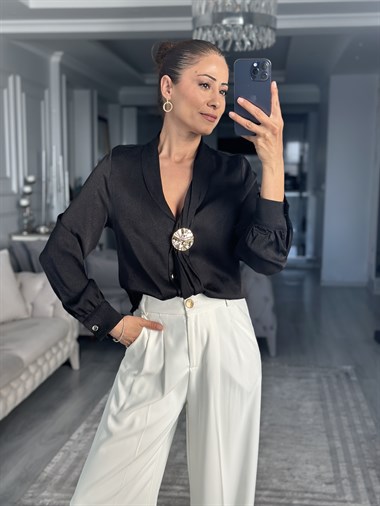 Siyah Şal Yaka Önü Broşlu Kadın Gömlek