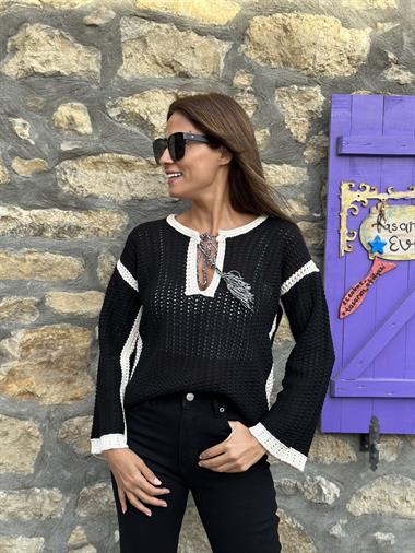 Siyah Şerit Detay Püsküllü Triko Kadın Kazak