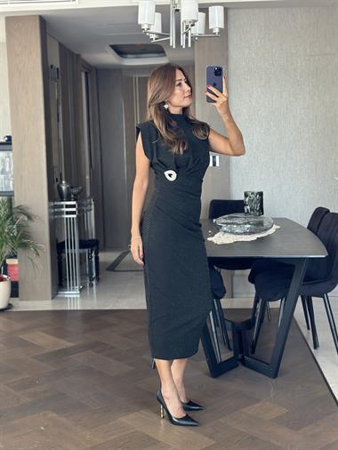 Siyah Sim İpli Broş Detay Dik Yaka Vatkalı Midi Boy Kadın Elbise 