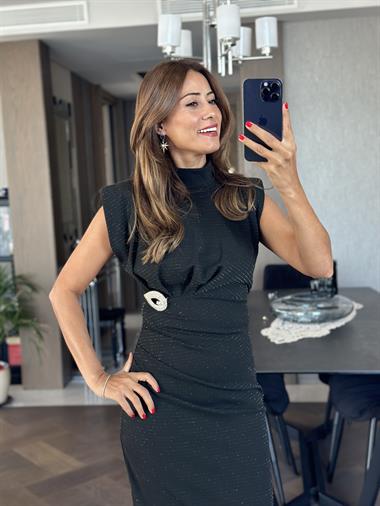 Siyah Sim İpli Broş Detay Dik Yaka Vatkalı Midi Boy Kadın Elbise 