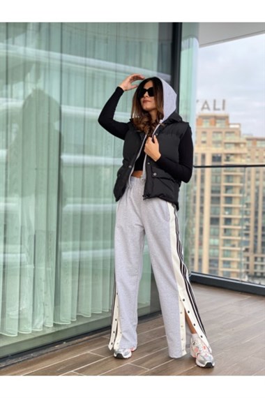 Siyah Sweat Detaylı Kapüşonlu Şişme Yelek