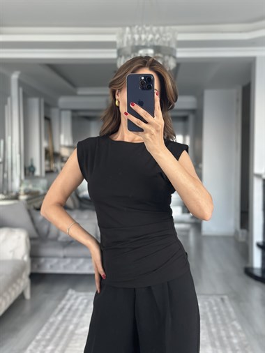 Siyah Tek Yanı Büzgülü Kayık Yaka Kadın Bluz 