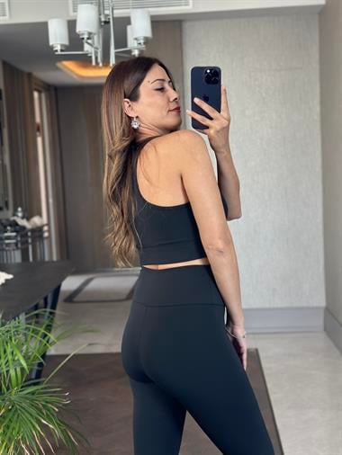 Siyah U Yaka Kabartma Logolu Kadın Sporcu Crop Body