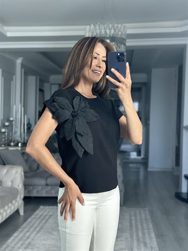 Siyah Üç Boyut Çiçekli Kadın T-Shirt